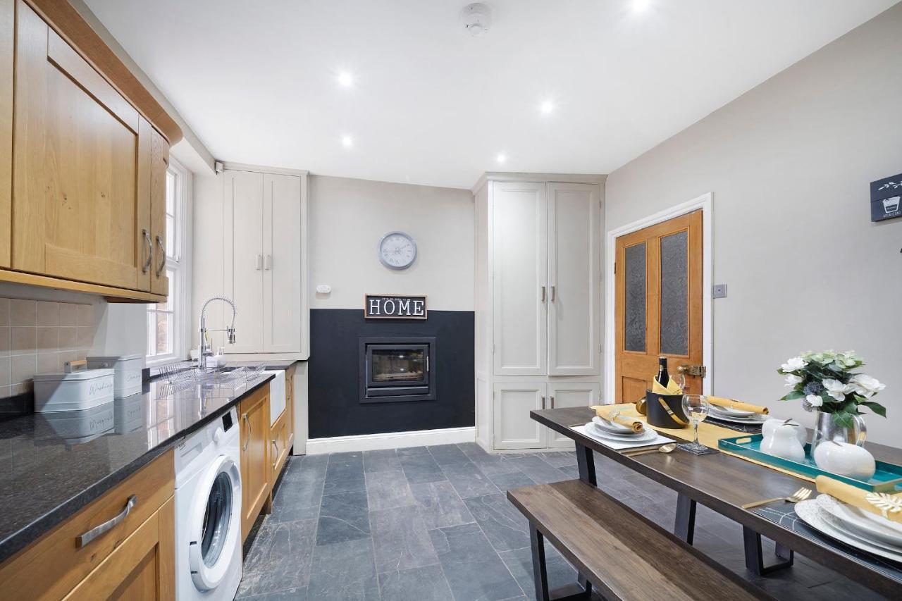 4 Bedroom Home With Garden, Game Room, Parking- Esho Stays Gloucester Eksteriør billede