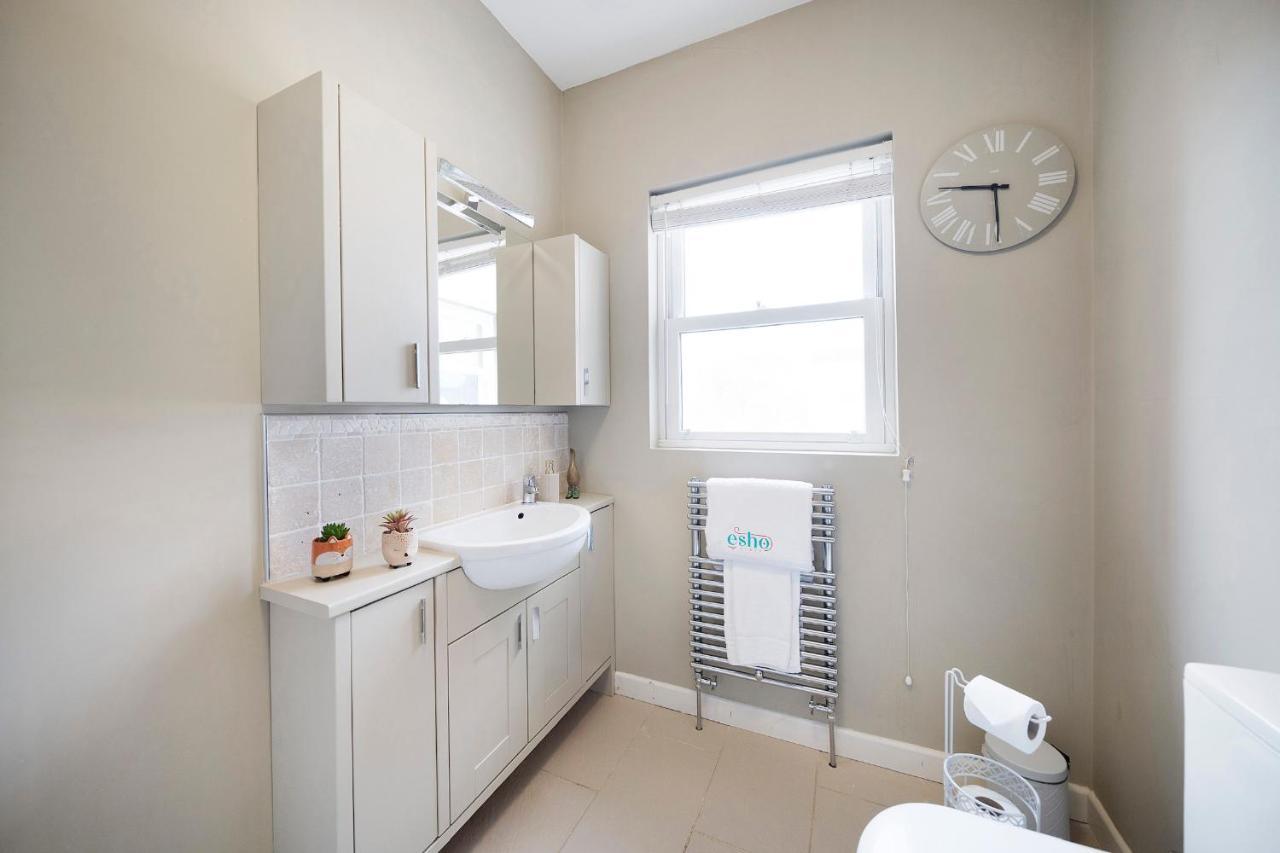 4 Bedroom Home With Garden, Game Room, Parking- Esho Stays Gloucester Eksteriør billede