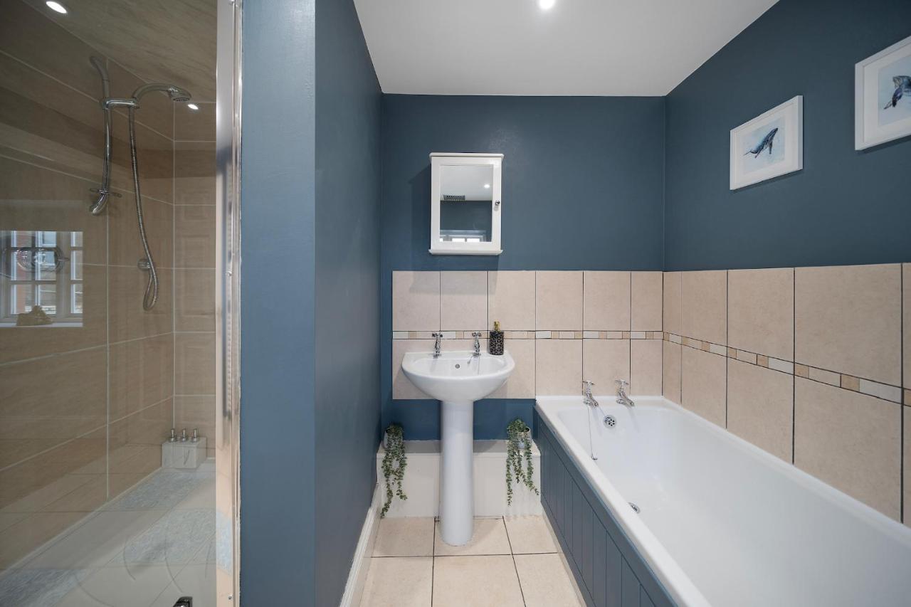 4 Bedroom Home With Garden, Game Room, Parking- Esho Stays Gloucester Eksteriør billede